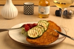 Italiaanse schnitzel of Aubergineballetjes, met basilicumpuree en gegrilde courgette